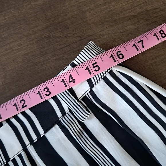 Vince Camuto Graphic Black And White Striped Top And Skirt Set Size Medium - Picture 10 of 10
